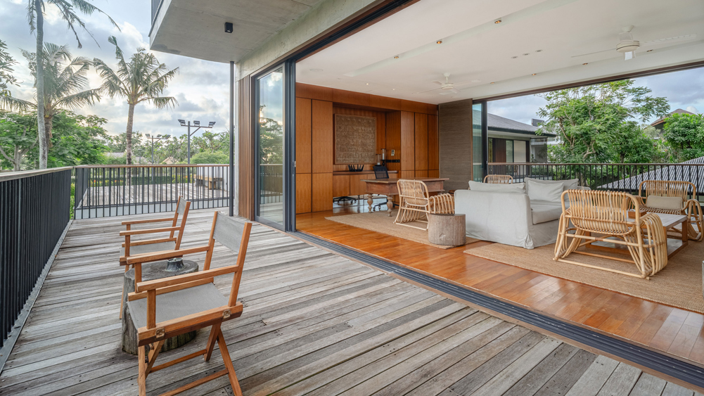 Arnalaya Beach House - Relaxing living room with terrace